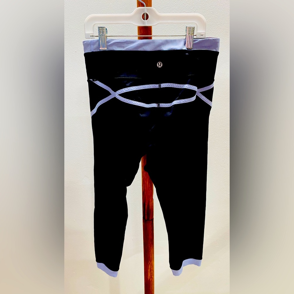 Lululemon Capri Size 6 - Picture 2 of 3